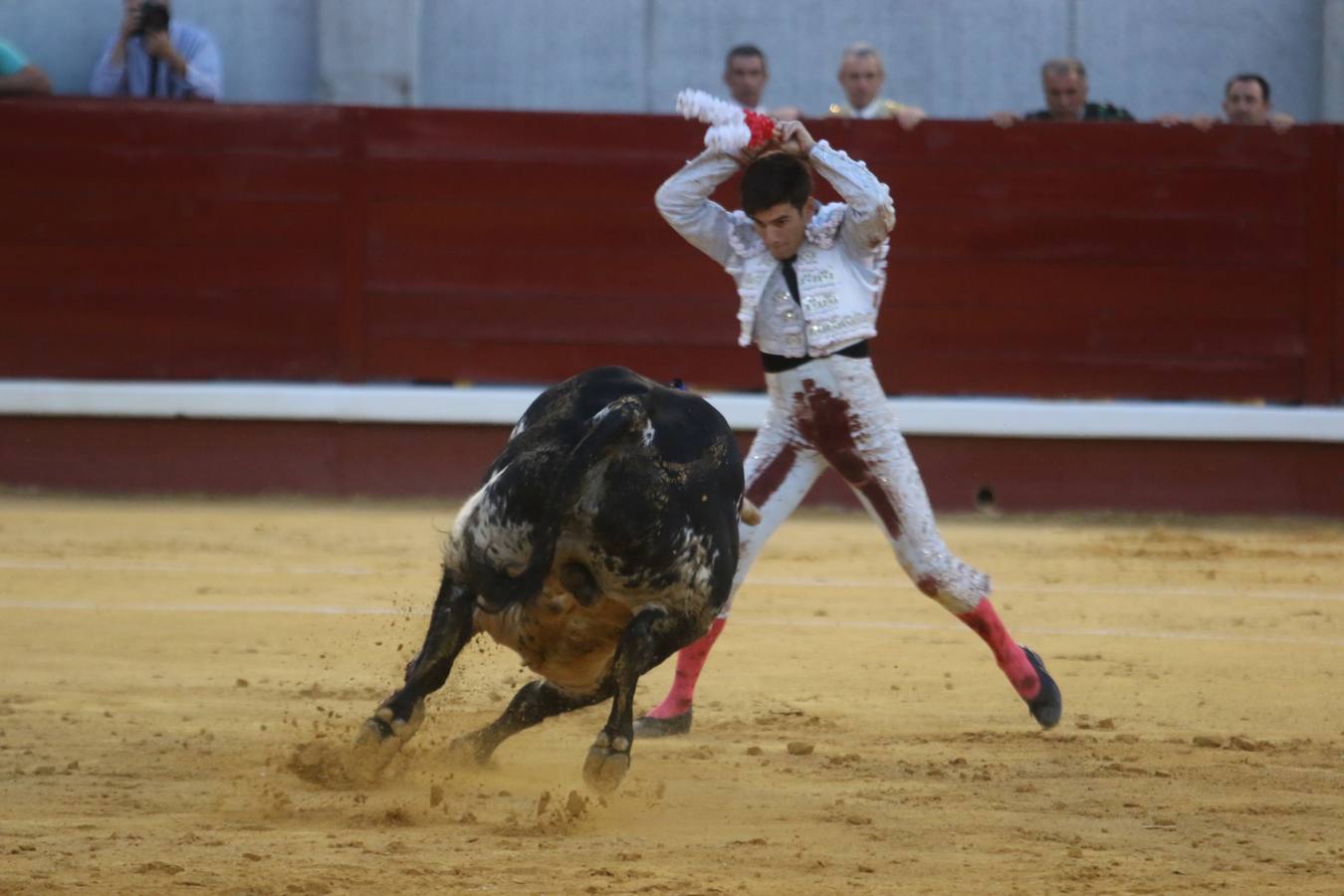Perera y Garrido salen a hombros en Don Benito tras cortar seis orejas
