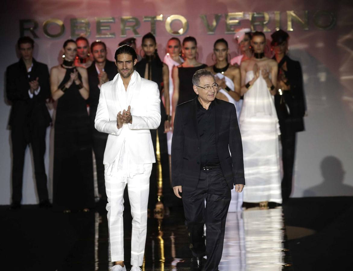 Roberto Verino cautiva con un desfile marinero. El diseñador ha dejado al público boquiabierto con una clase maestra sobre elegancia. Líneas sensuales y fluidas se adaptan a cada ocasión con tejidos naturales como el algodón, el lino y las sedas.