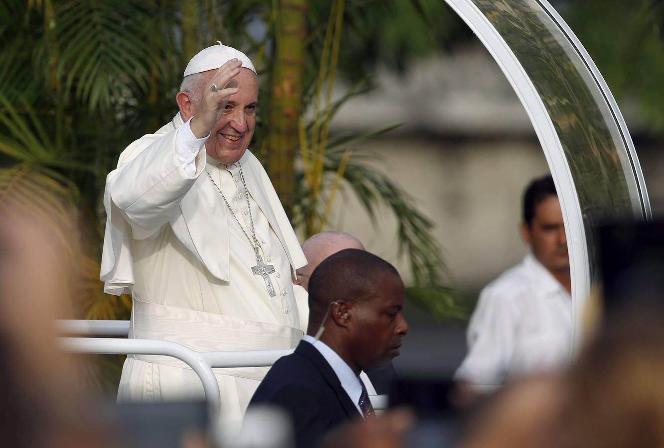 Francisco se un baño de masas en La Habana