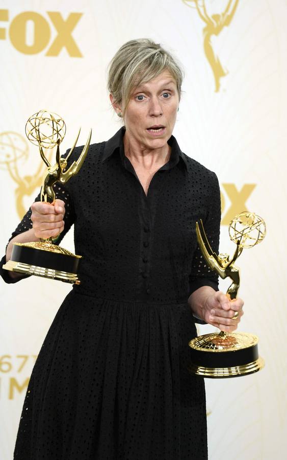 Frances McDormand posa con los galardones conseguidos por su participación en 'Olive Kitteridge'.