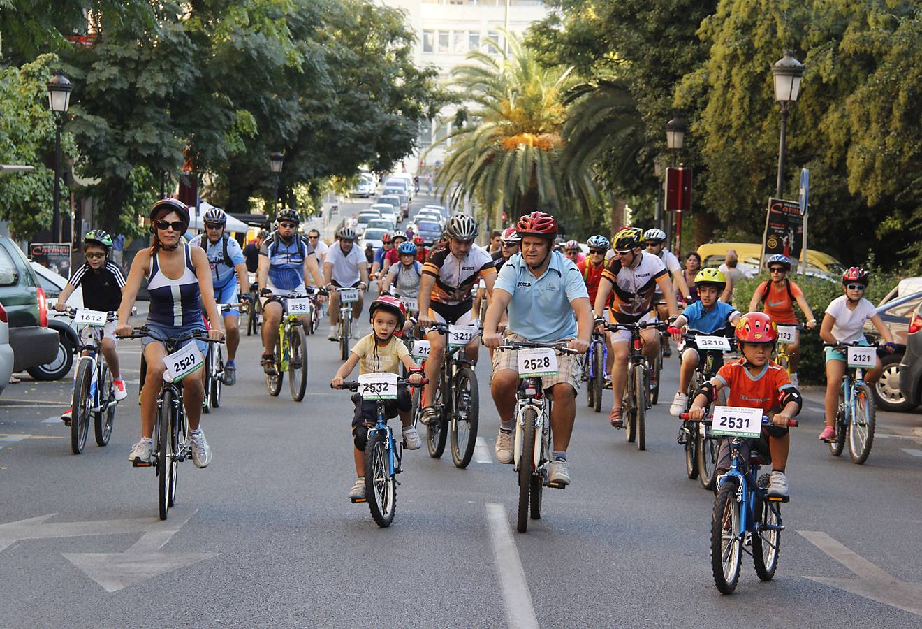 Miles de ciclistas disfrutan de la Fiesta de la Bicicleta