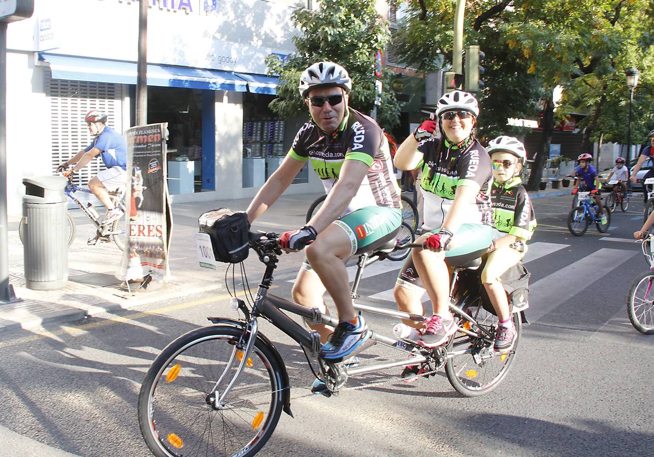 Miles de ciclistas disfrutan de la Fiesta de la Bicicleta