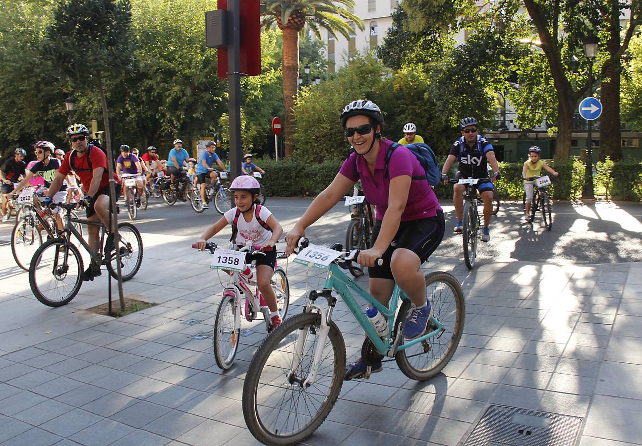 Miles de ciclistas disfrutan de la Fiesta de la Bicicleta