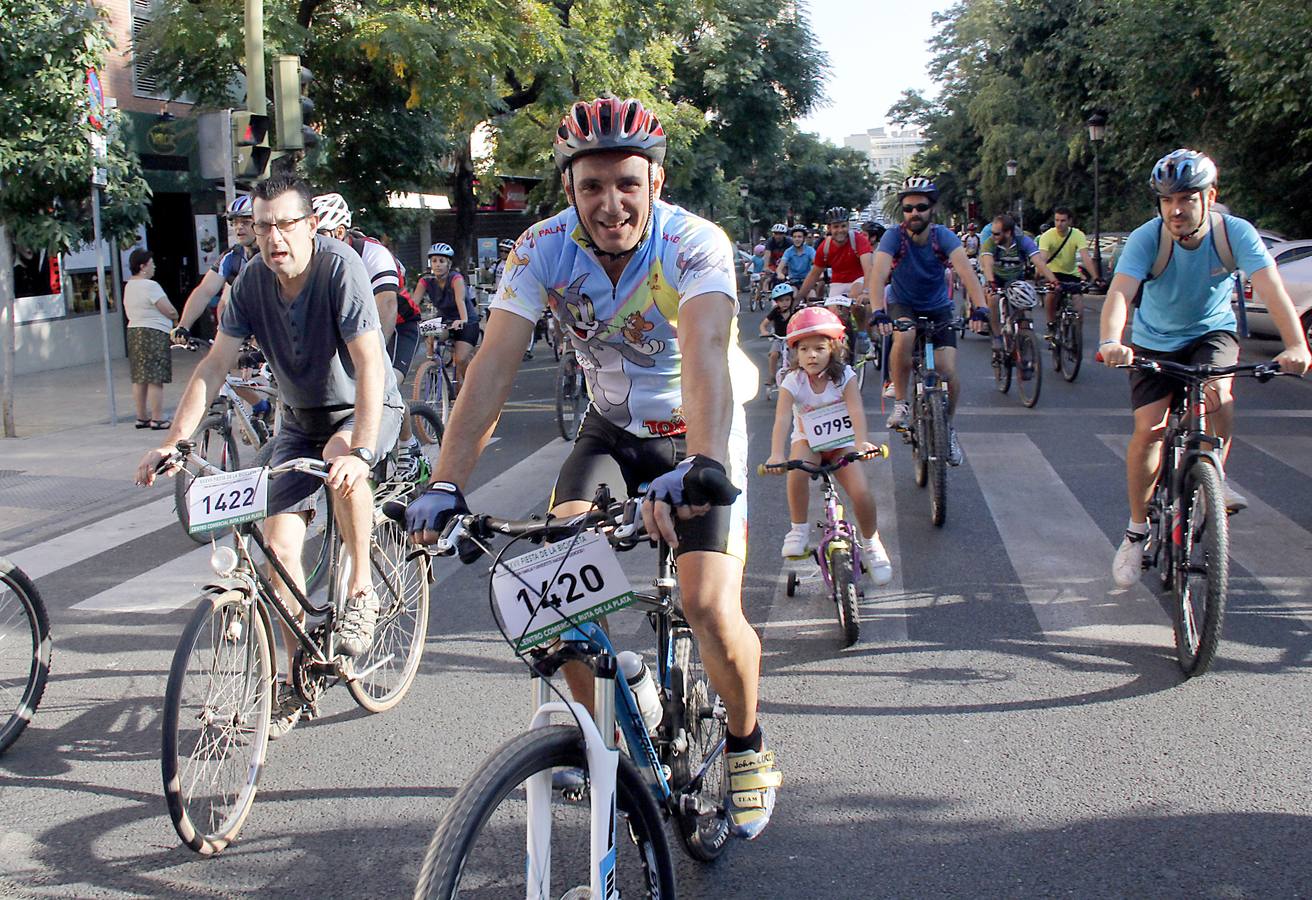 Miles de ciclistas disfrutan de la Fiesta de la Bicicleta