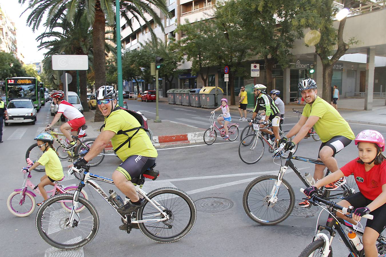 Miles de ciclistas disfrutan de la Fiesta de la Bicicleta