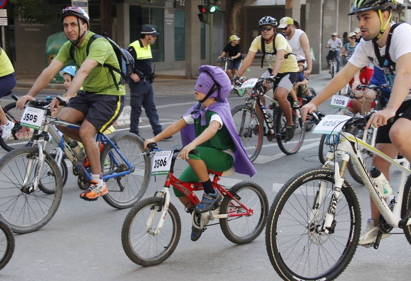 Miles de ciclistas disfrutan de la Fiesta de la Bicicleta