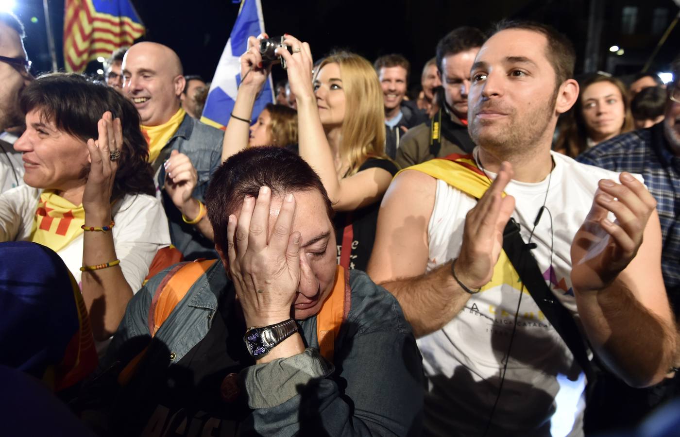 Una mujer llora durante la celebración en Barcelona de la victoria de los partidarios de la independencia.