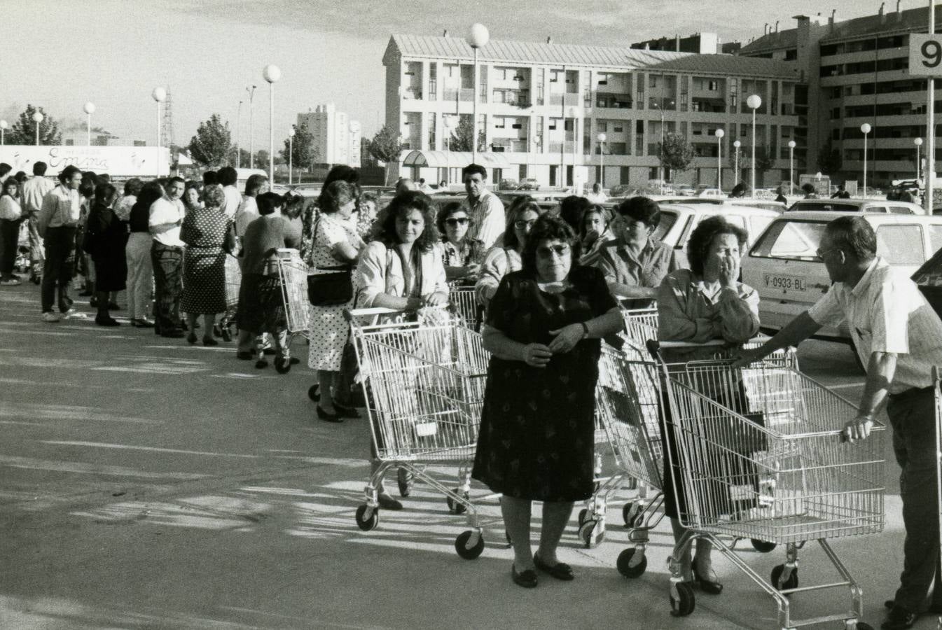 1990: largas colas esperan a que abran por primera vez Pryca en Badajoz