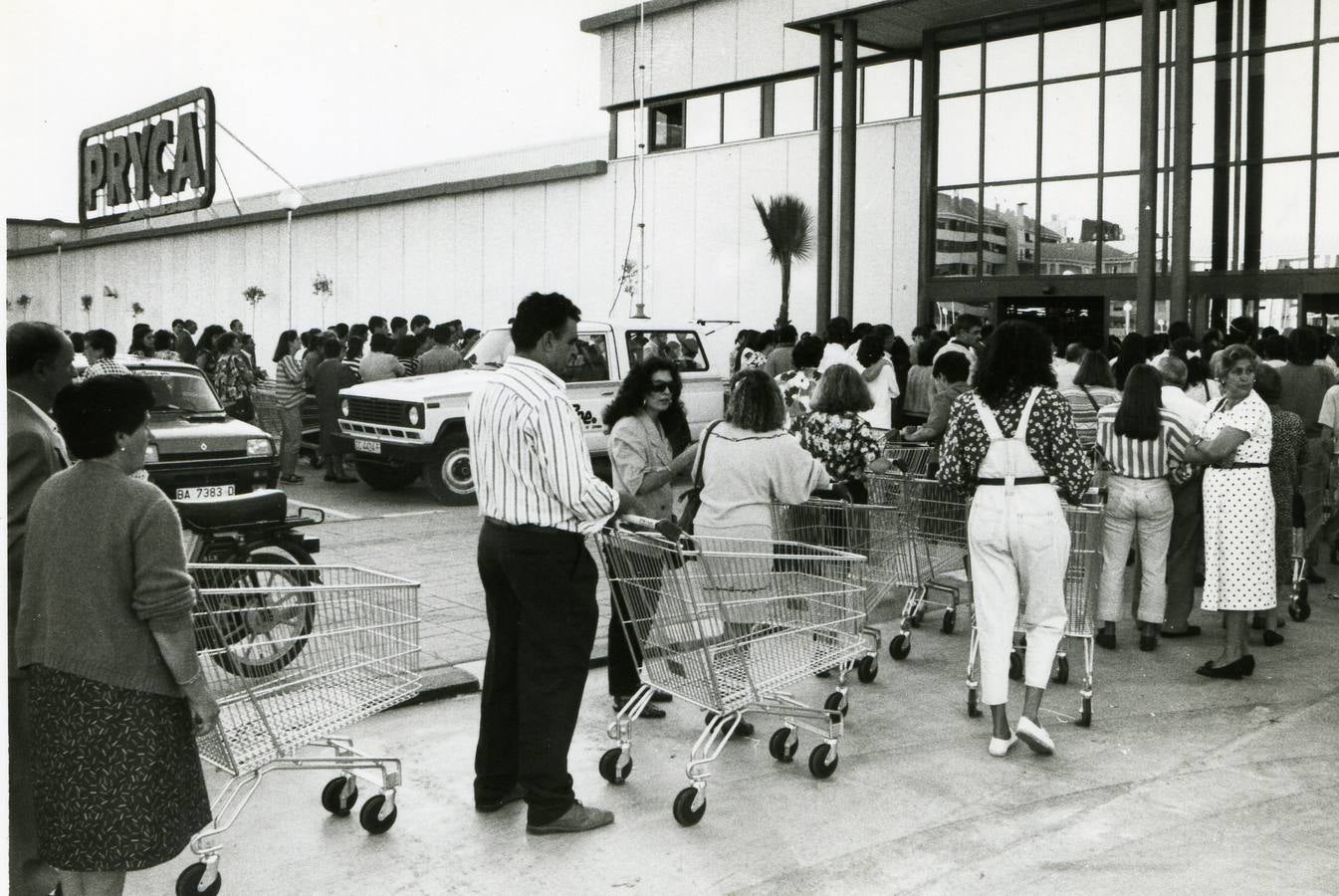 1990: largas colas esperan a que abran por primera vez Pryca en Badajoz