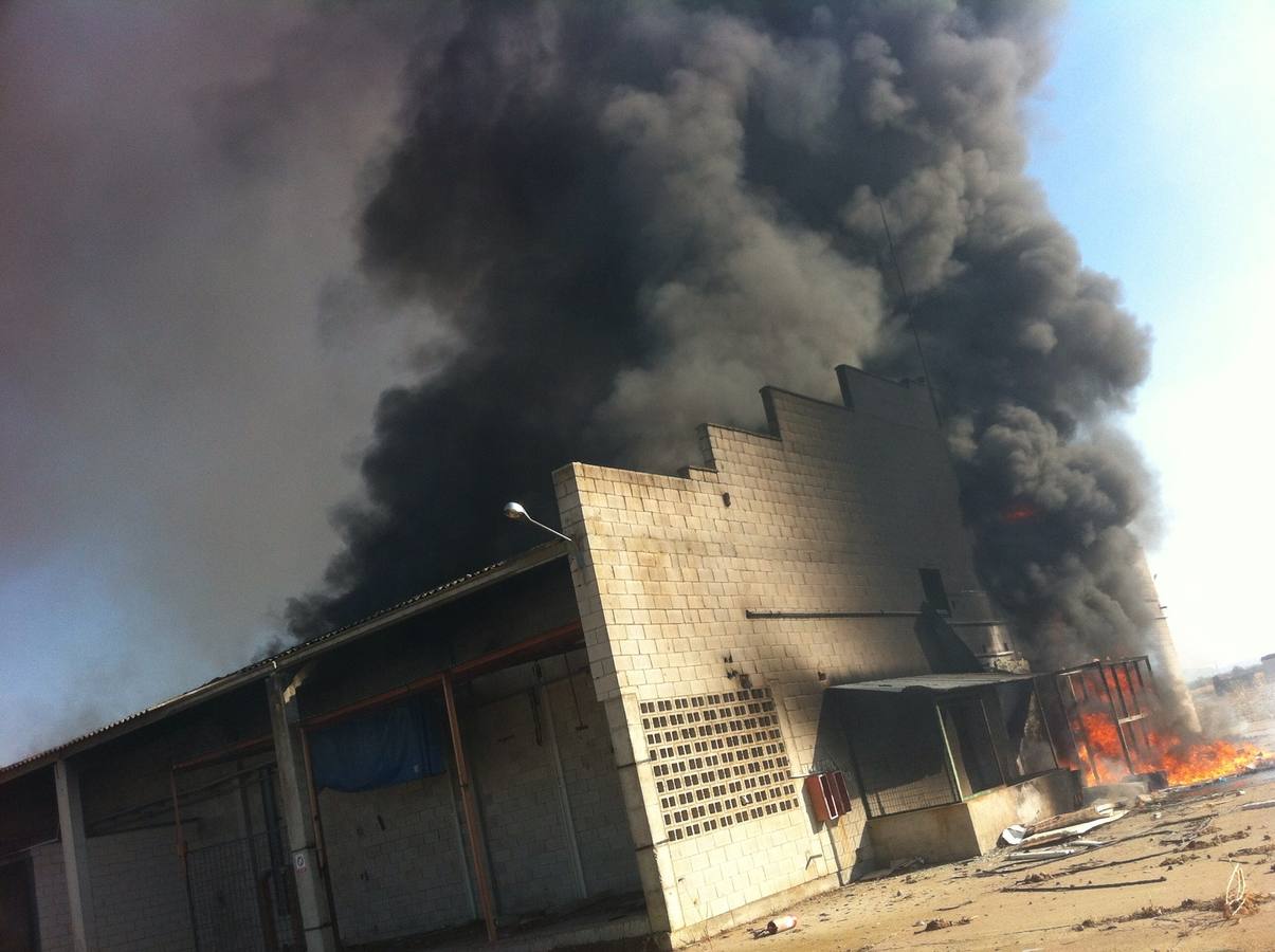 Un incendio destruye una antigua granja en La Albuera