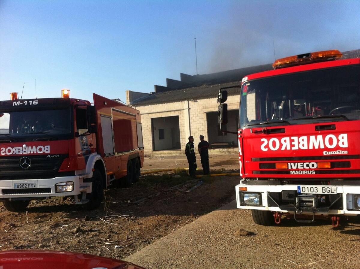 Un incendio destruye una antigua granja en La Albuera