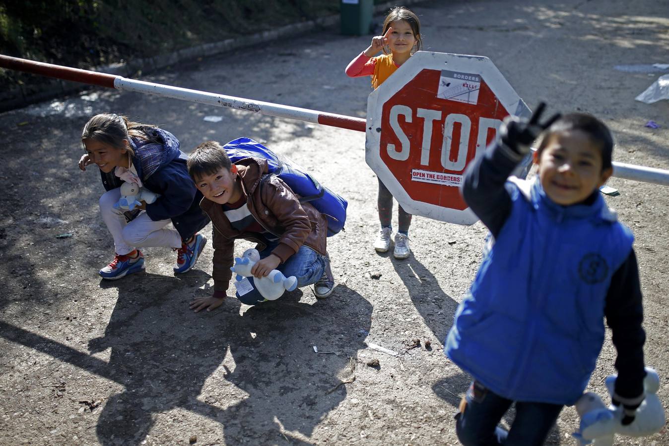 Los inmigrantes cruzan a pie la frontera serbia con Croacia