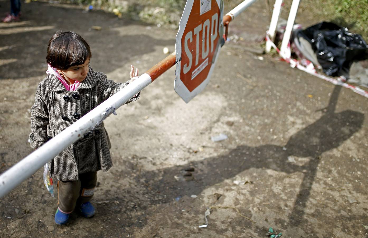 Los inmigrantes cruzan a pie la frontera serbia con Croacia