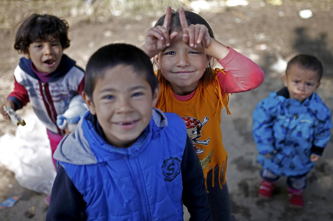 Los inmigrantes cruzan a pie la frontera serbia con Croacia