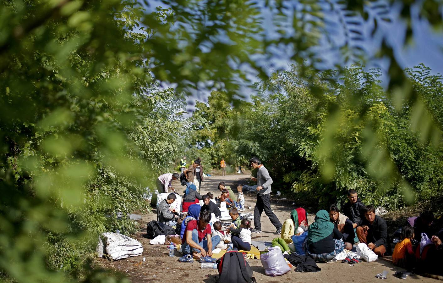 Los inmigrantes cruzan a pie la frontera serbia con Croacia