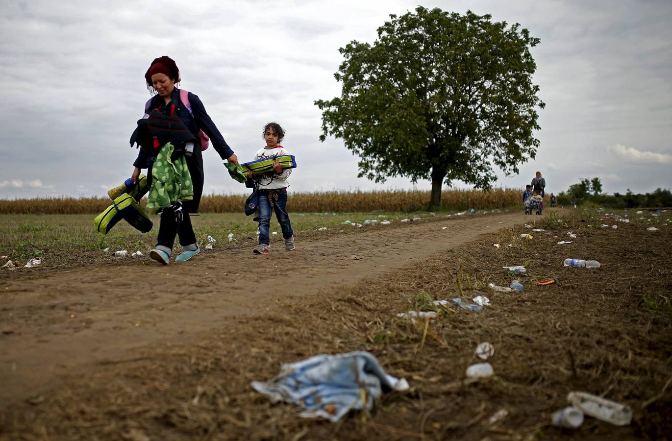 Los inmigrantes cruzan a pie la frontera serbia con Croacia