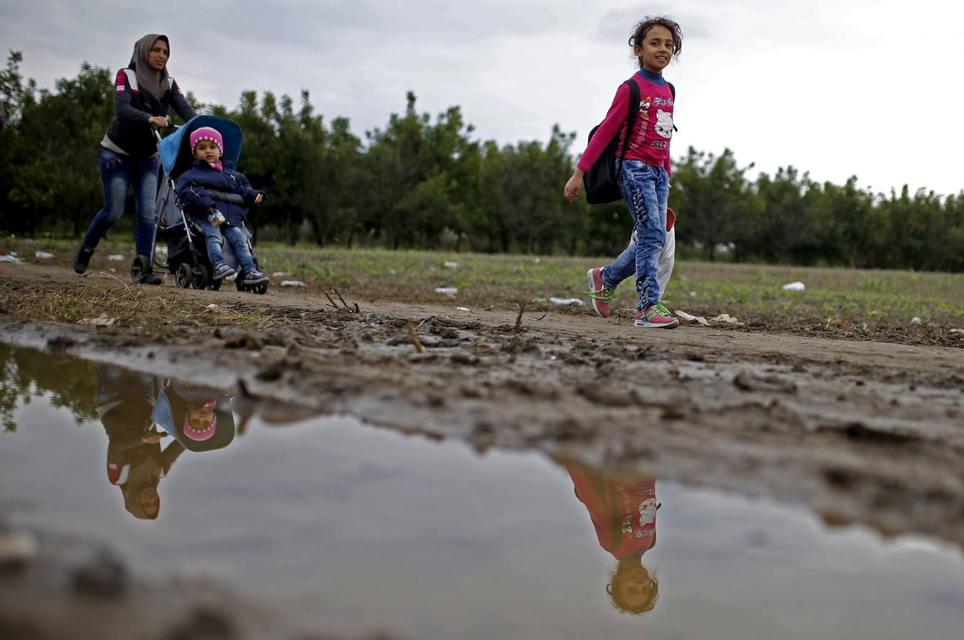 Los inmigrantes cruzan a pie la frontera serbia con Croacia