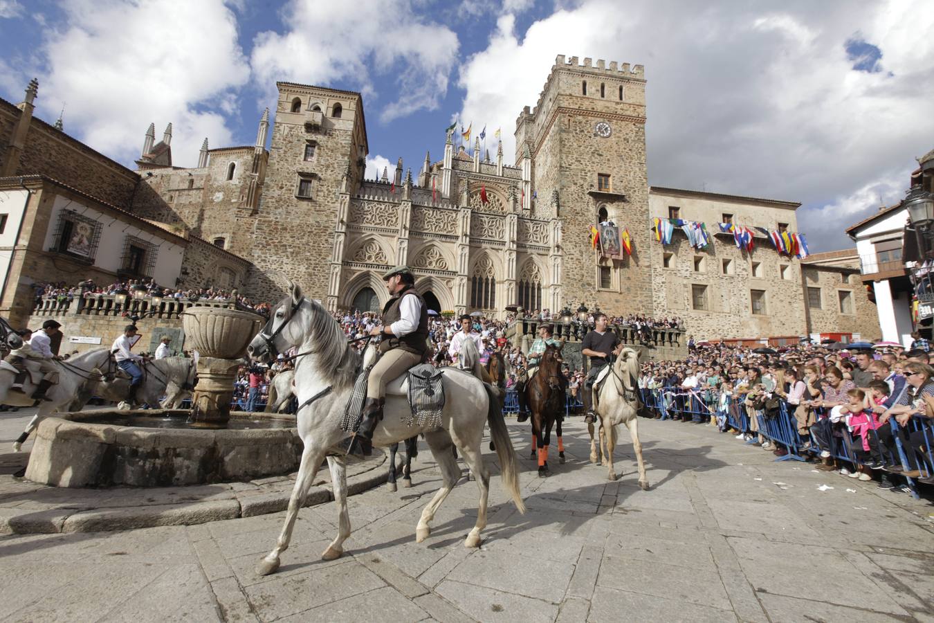 Lunes, 12 de octubre: La lluvia restó público, pero la Patrona Virgen de Guadalupe y su Monasterio mantienen su tirón popular por la Hispanidad. Fotografía: Lorenzo Cordero