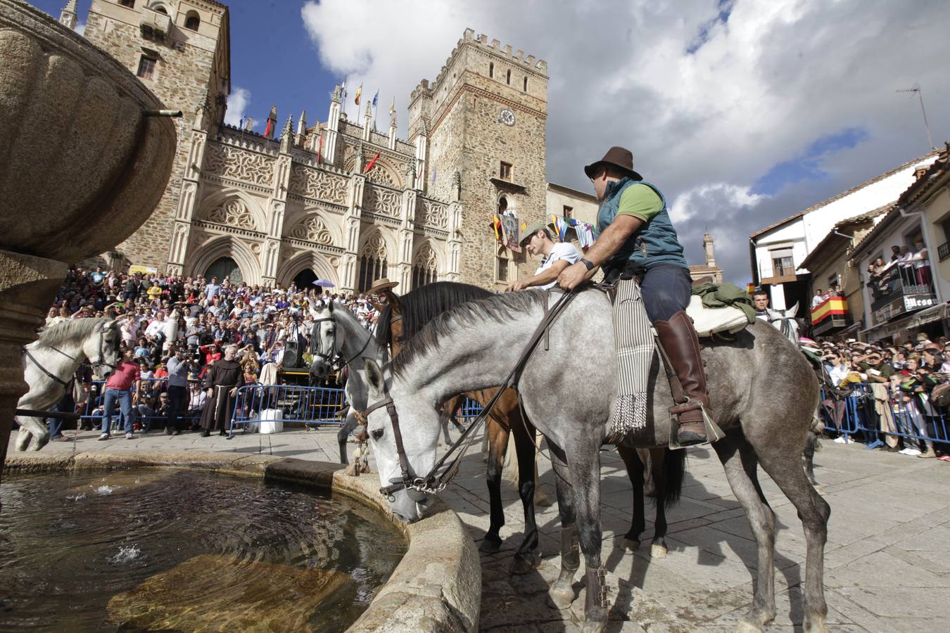 Lunes, 12 de octubre: La lluvia restó público, pero la Patrona Virgen de Guadalupe y su Monasterio mantienen su tirón popular por la Hispanidad. Fotografía: Lorenzo Cordero