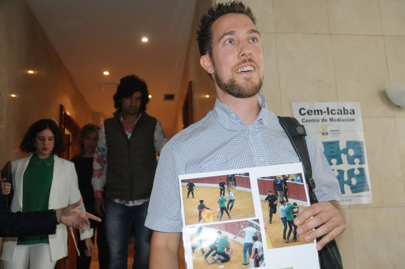 Martes, 13 de octubre: El torero Morante de la Puebla y el activista antitaurino holandés Peter Janssen estaban citados en los juzgados de Don Benito por una denuncia interpuesta por el diestro por injurias y calumnias. Fotografía: Brígido Fernández
