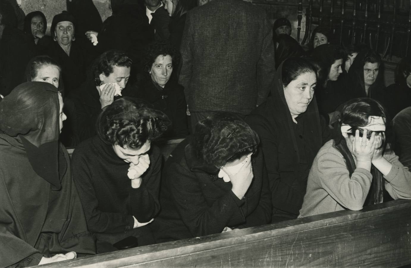 Tristeza de los familiares por el accidente de la presa. Fotografía: Europa Press