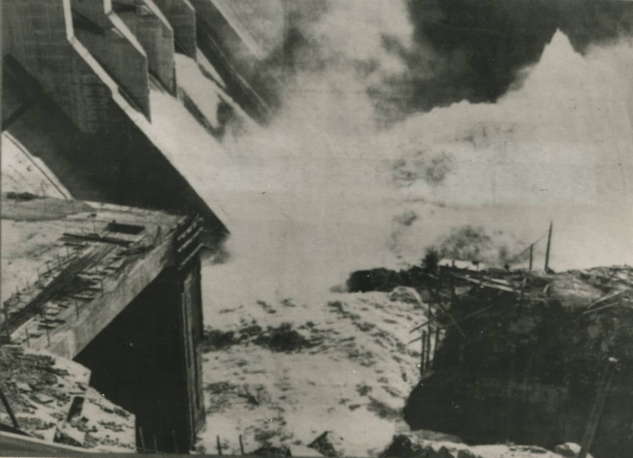 Alivio de agua de la presa tras el accidente. Fotografía: Archivo ABC