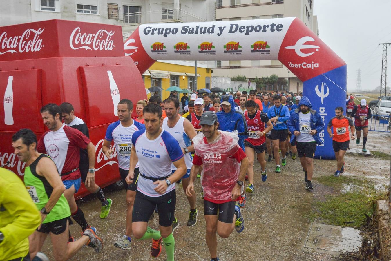 Búscate en las fotos de la I carrera de la prensa de Badajoz