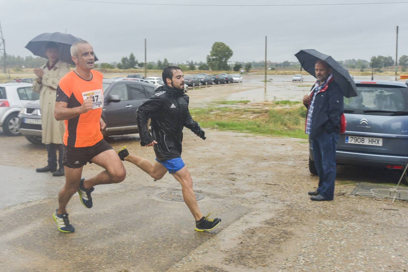 Búscate en las fotos de la I carrera de la prensa de Badajoz