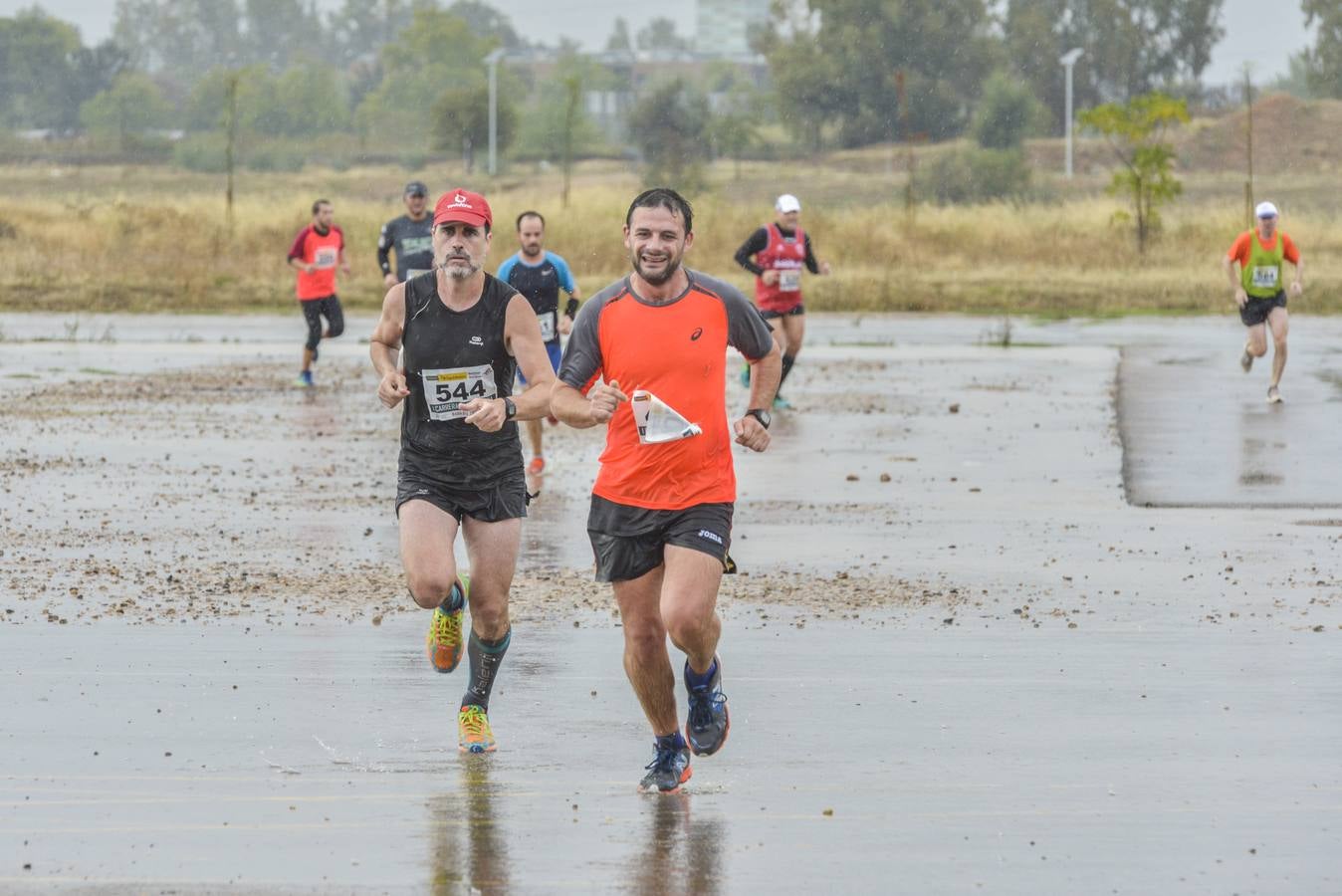 Búscate en las fotos de la I carrera de la prensa de Badajoz