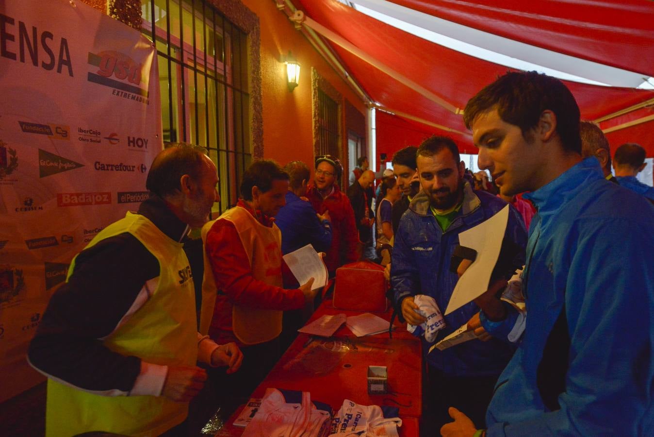 Búscate en las fotos de la I carrera de la prensa de Badajoz