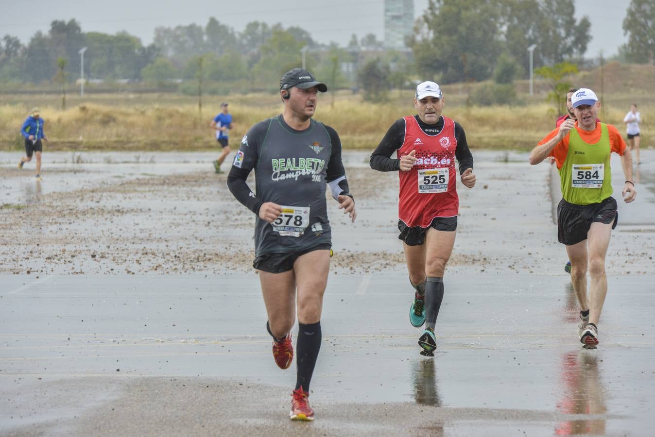 Búscate en las fotos de la I carrera de la prensa de Badajoz