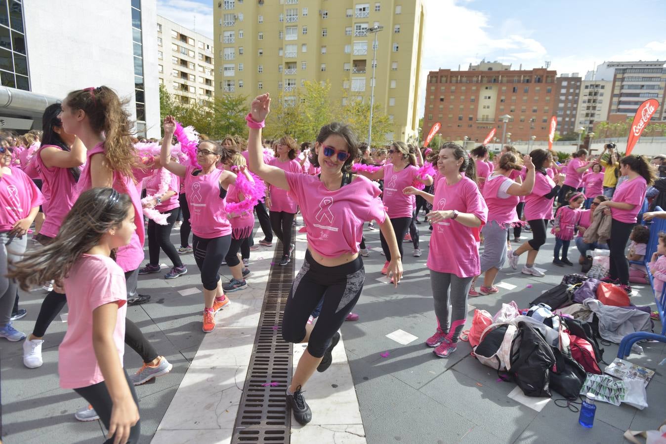 Sábado, 17 de octubre: Clase masiva de zumba en la Plaza Conquistadores de Badajoz en la que los participantes colaboraron comprando las gafas solidarias de color rosa que la AECC ha puesto a la venta. Fotografía: JV Arnelas