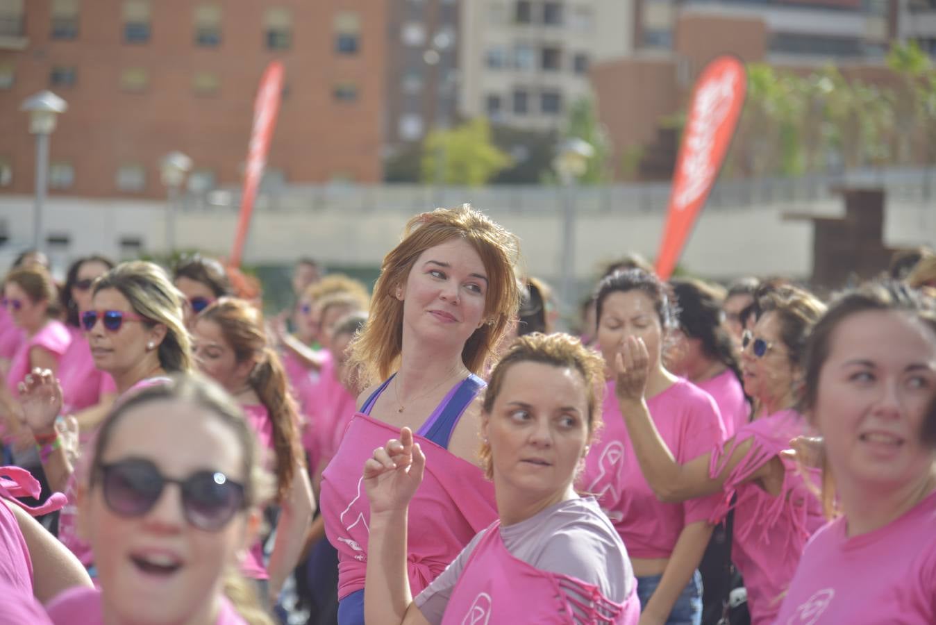 Sábado, 17 de octubre: Clase masiva de zumba en la Plaza Conquistadores de Badajoz en la que los participantes colaboraron comprando las gafas solidarias de color rosa que la AECC ha puesto a la venta. Fotografía: JV Arnelas