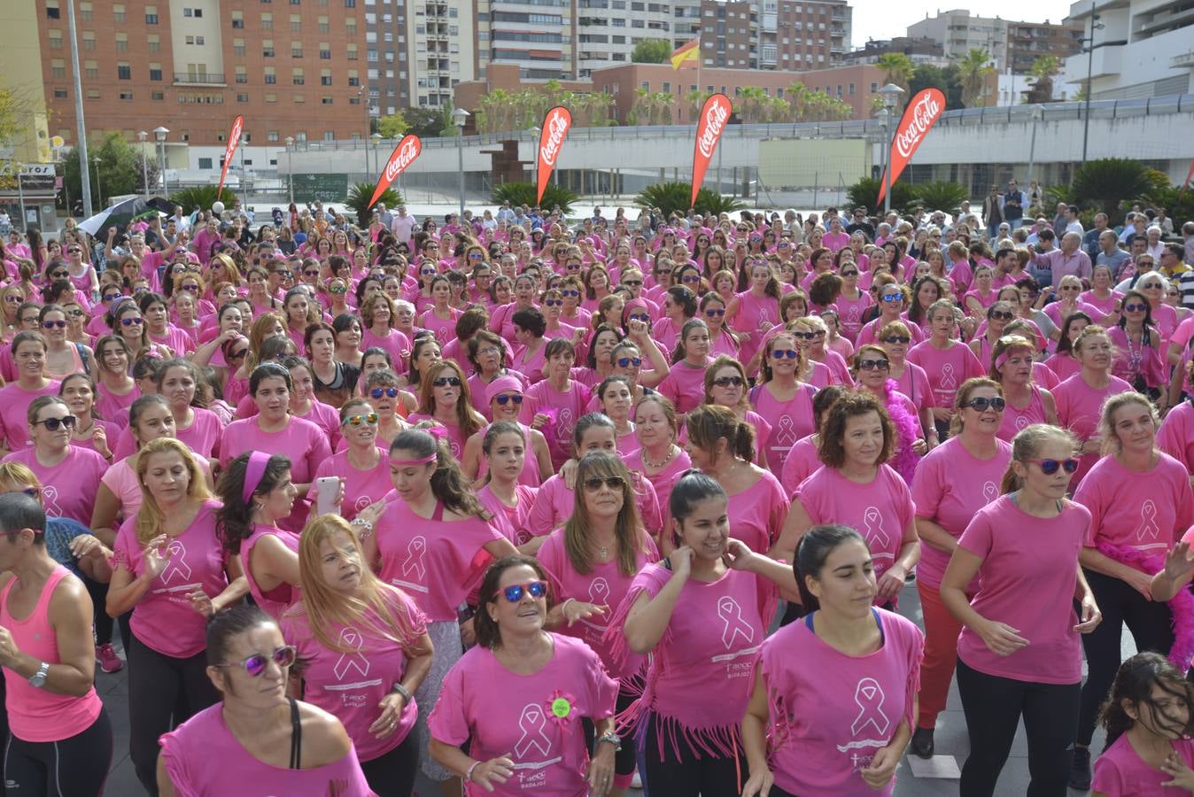 Sábado, 17 de octubre: Clase masiva de zumba en la Plaza Conquistadores de Badajoz en la que los participantes colaboraron comprando las gafas solidarias de color rosa que la AECC ha puesto a la venta. Fotografía: JV Arnelas