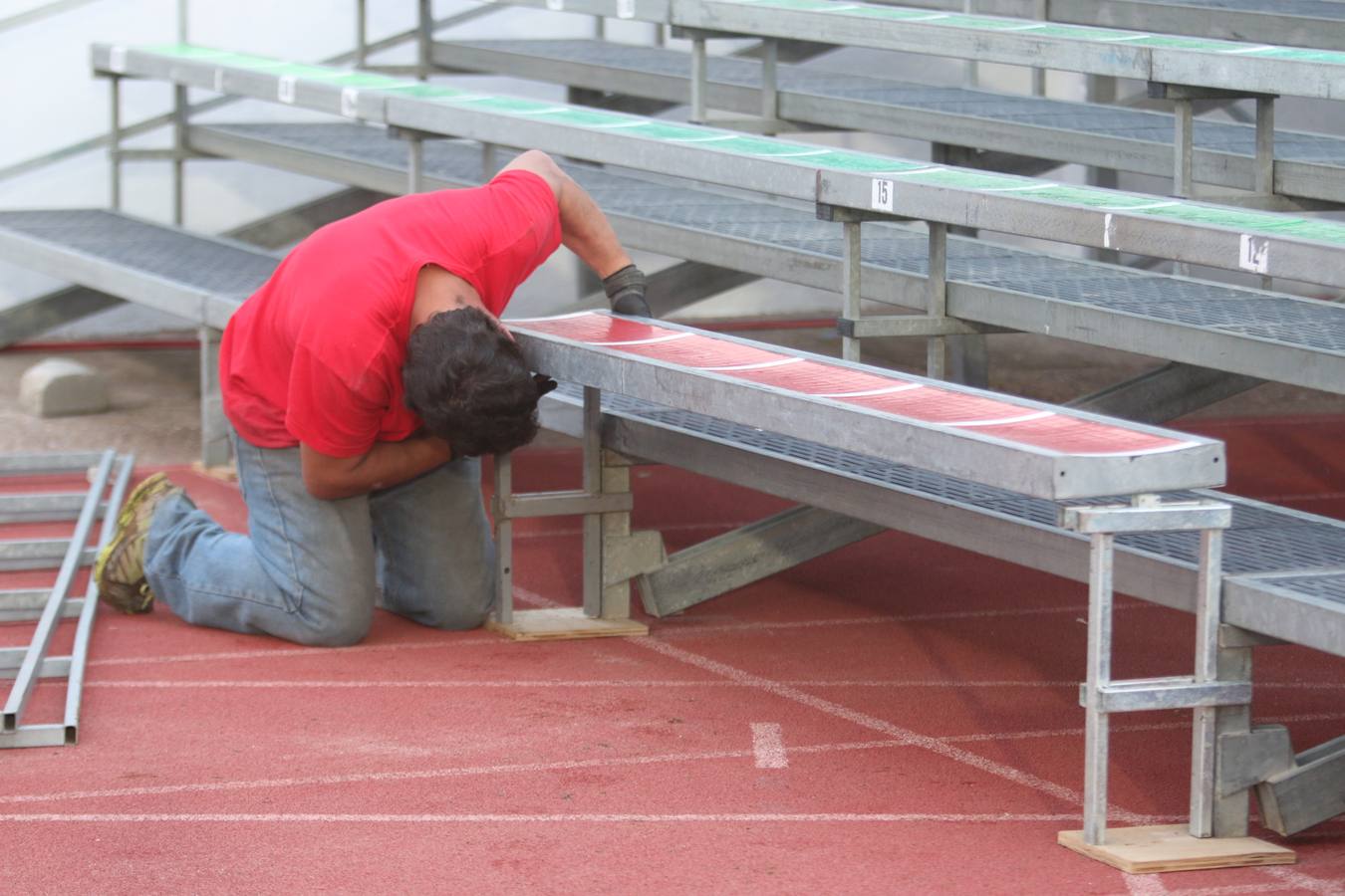 El Villanovense prepara a destajo su estadio para el partido contra el Barça