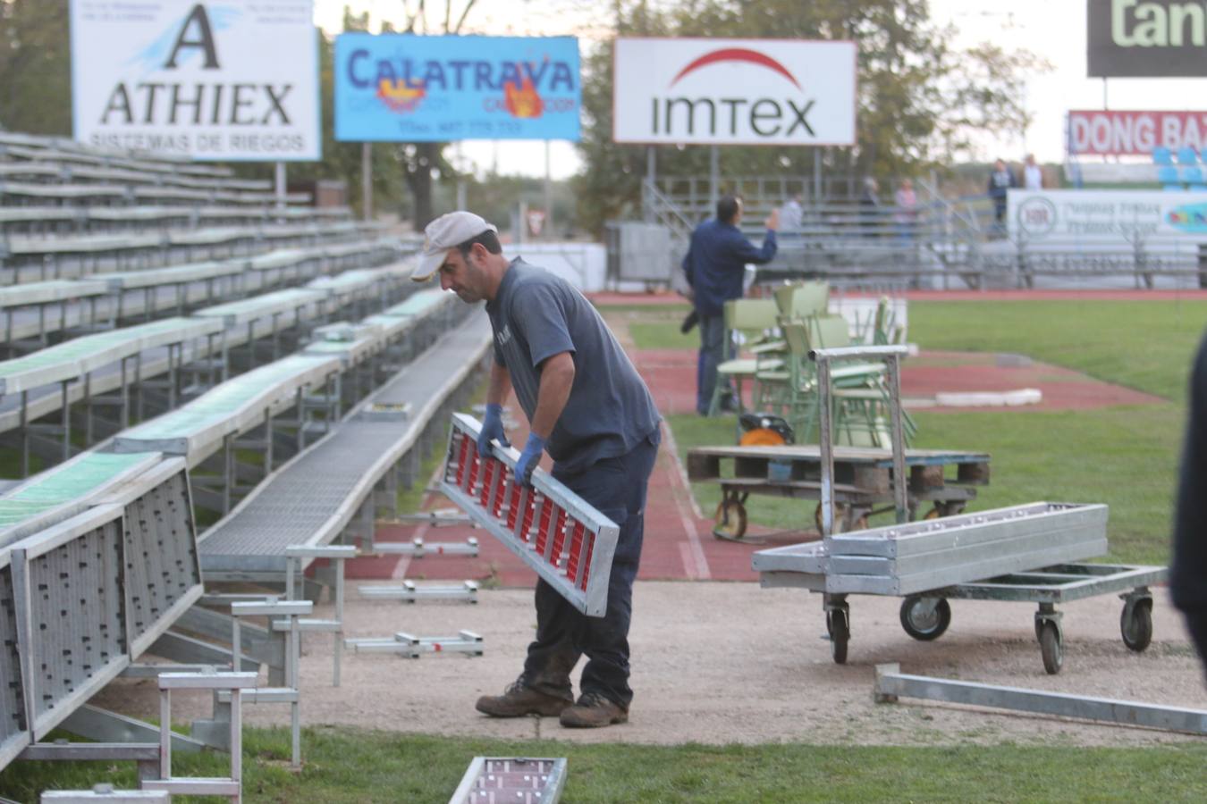 El Villanovense prepara a destajo su estadio para el partido contra el Barça