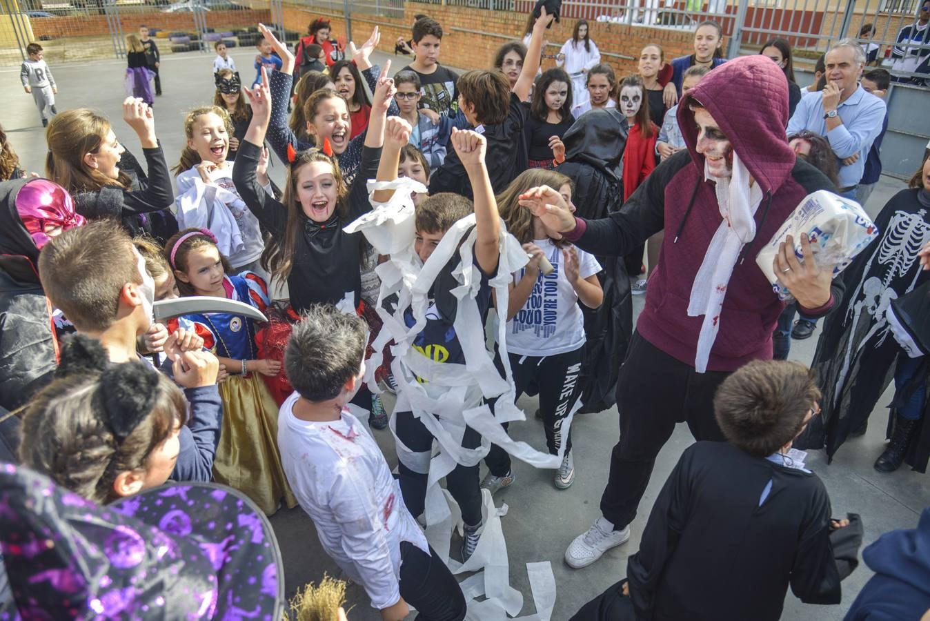 Los escolares del colegio Luis Vives de Badajoz preparan las actividades de Halloween. Fotografía: JV Arnelas