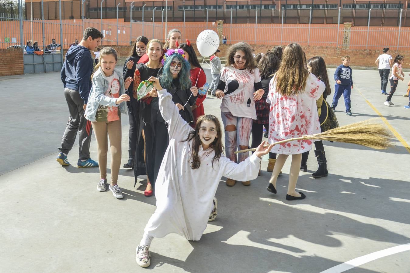 Los escolares del colegio Luis Vives de Badajoz preparan las actividades de Halloween. Fotografía: JV Arnelas