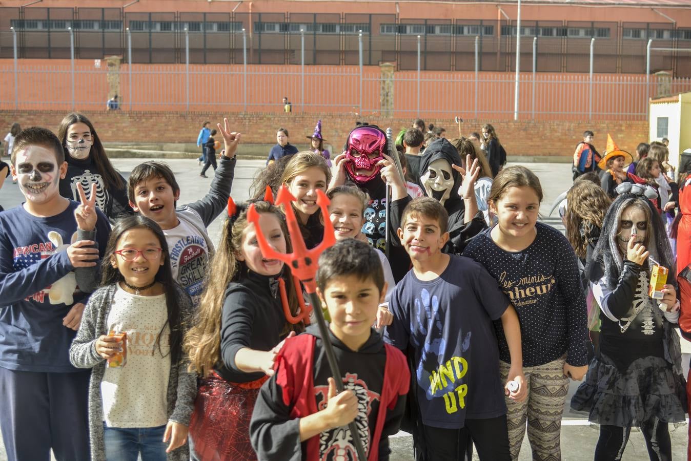 Los escolares del colegio Luis Vives de Badajoz preparan las actividades de Halloween. Fotografía: JV Arnelas