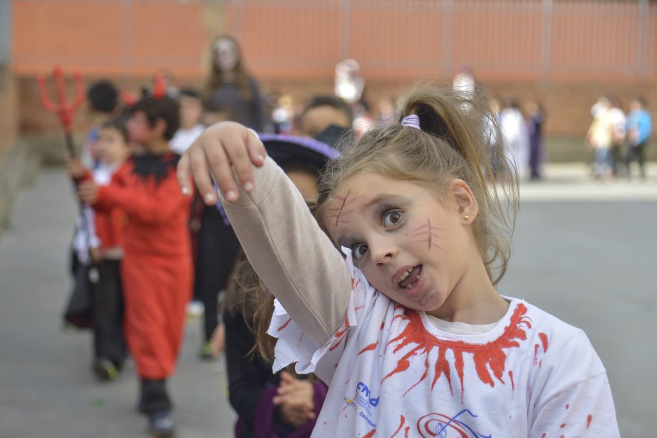 Los escolares del colegio Luis Vives de Badajoz preparan las actividades de Halloween. Fotografía: JV Arnelas