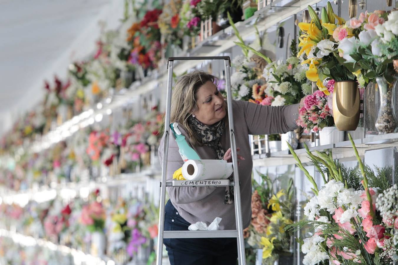 Día de Todos los Santos en el cementerio de Plasencia