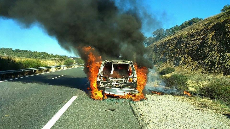 Arde un vehículo en la A-66, en el término municipal de Santa Olalla del Cala