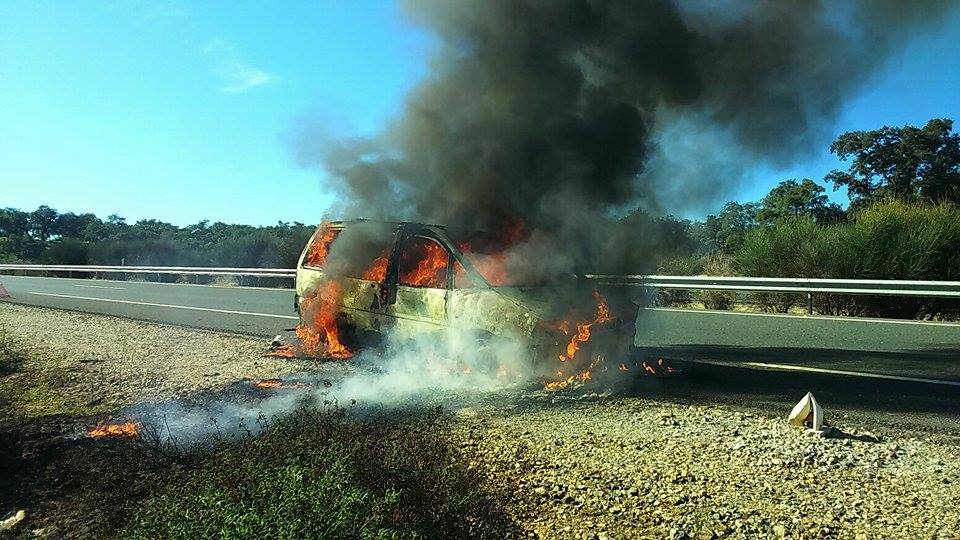 Arde un vehículo en la A-66, en el término municipal de Santa Olalla del Cala