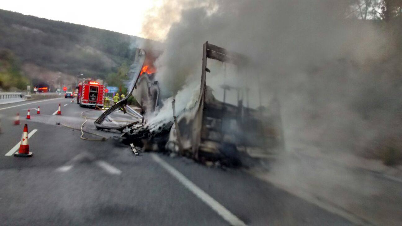 Arde un camión cerca del túnel de Miravete