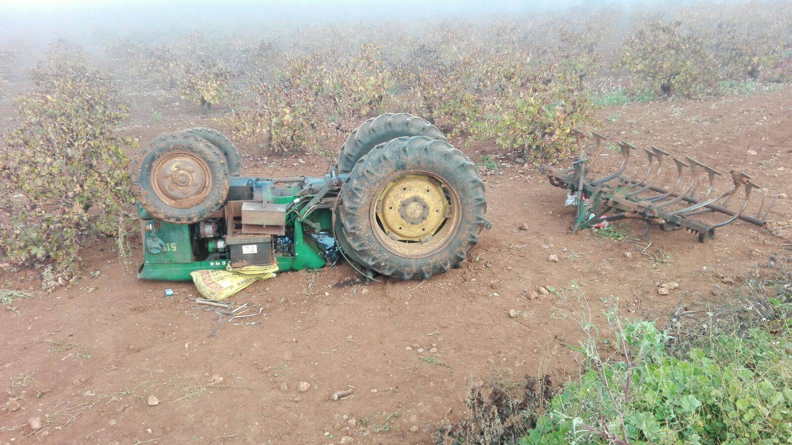 Muere un agricultor al volcar su tractor