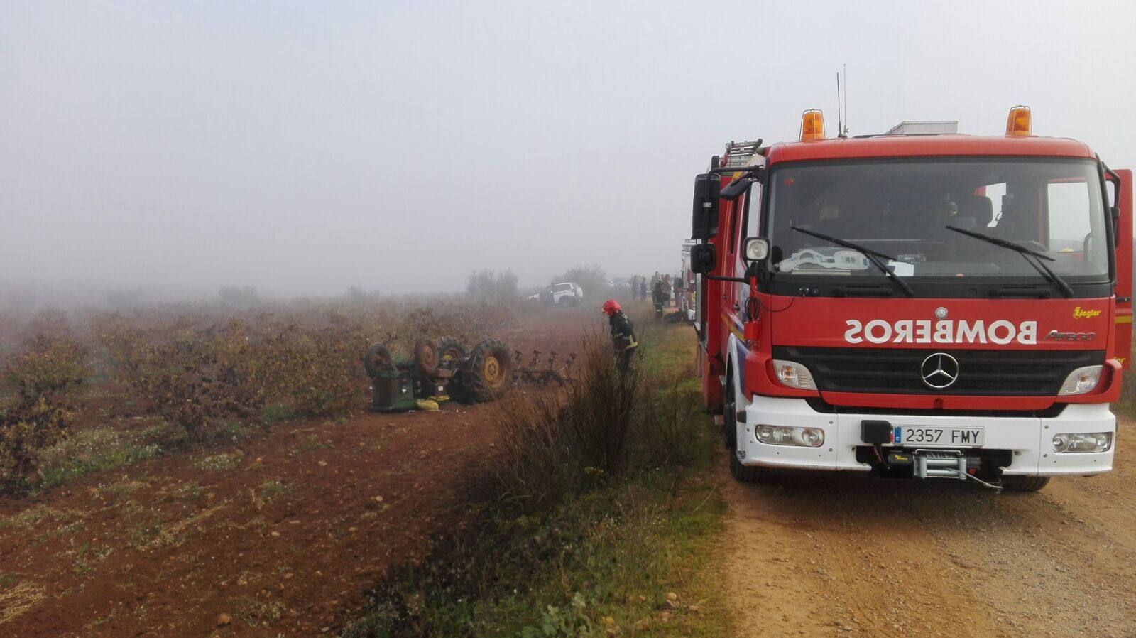 Muere un agricultor al volcar su tractor