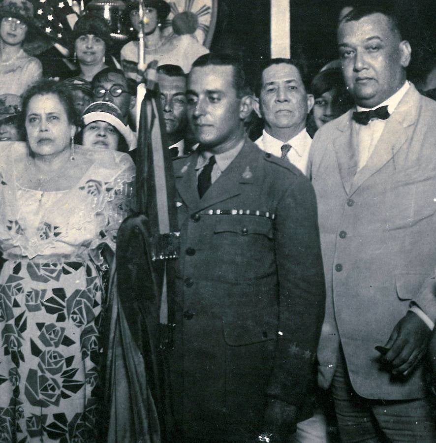 Loriga (centro) recibiendo el homenaje del pueblo de Manila a los aviadores y mecánicos. Museo Archivo Municipal Ramón Mª Aller (Lalín). A lo largo de trece días en Filipinas recibieron decenas de homenajes en los que participaron miles y miles de personas en cada uno de ellos.