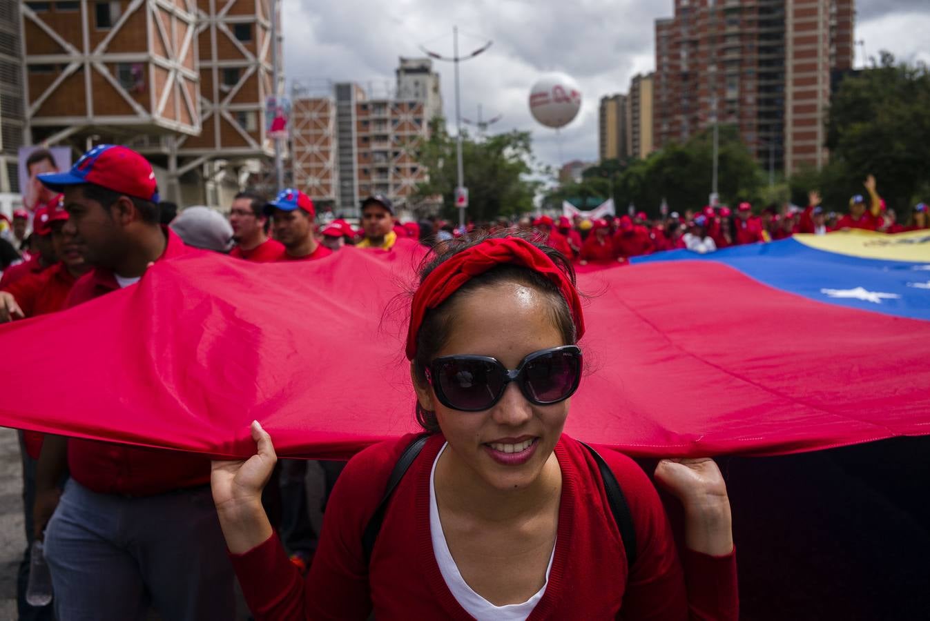 Seguidores chavistas durante el cierre de campaña electoral en Venezuela.