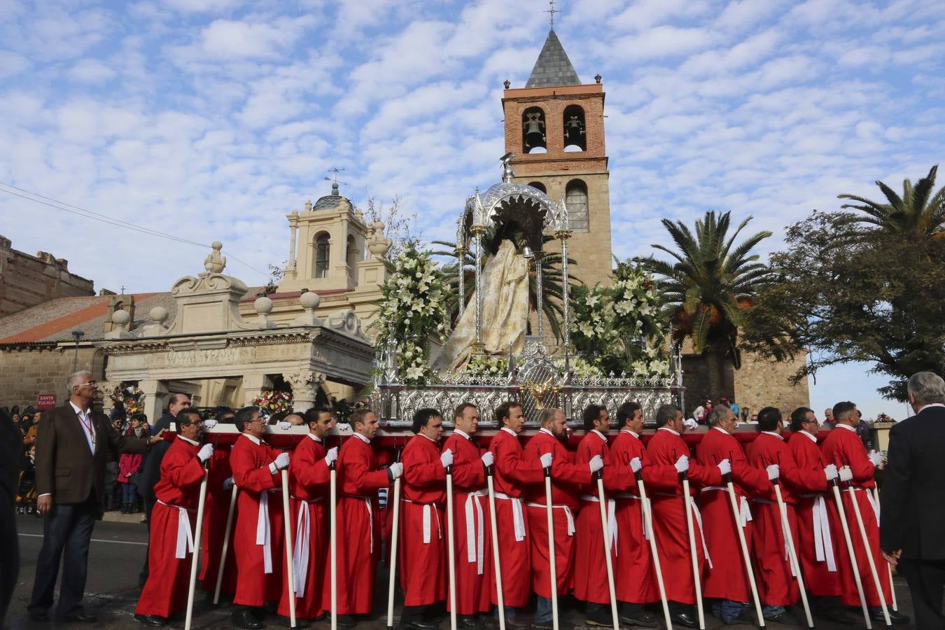 Santa Eulalia procesiona desde la Concatedral de Mérida