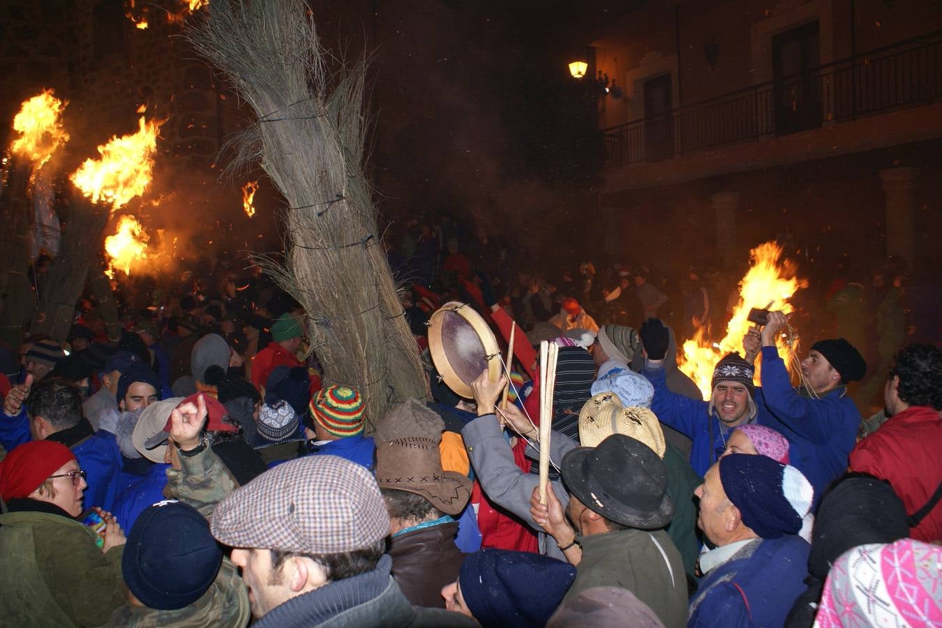 Lunes, 7 de diciembre: Tradicional celebración de la Inmaculada Concepción a golpe de escobazo de brezo encendido en Jarandilla de la Vera. Fotografías: Eloy García